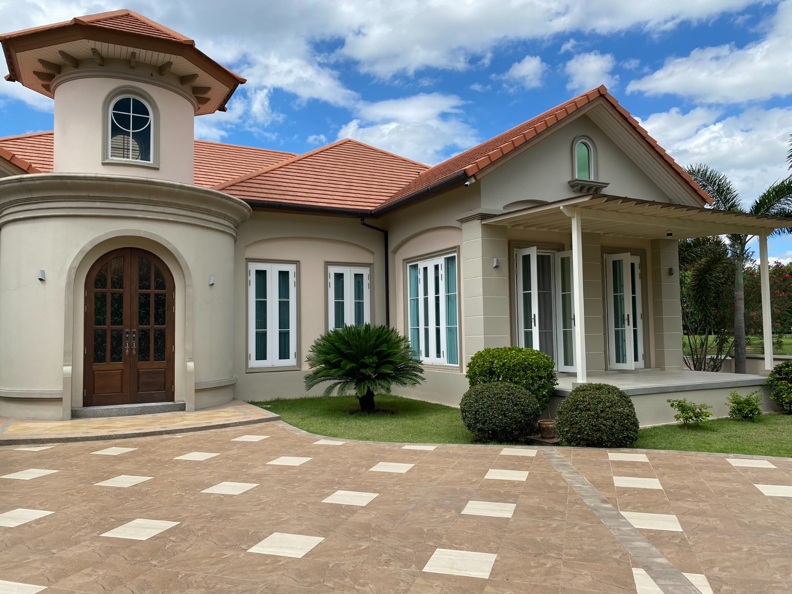 บ้านหลังใหญ่ในสนามกอร์ฟ กรีนวัลเลย์ แม่ริม เชียงใหม่