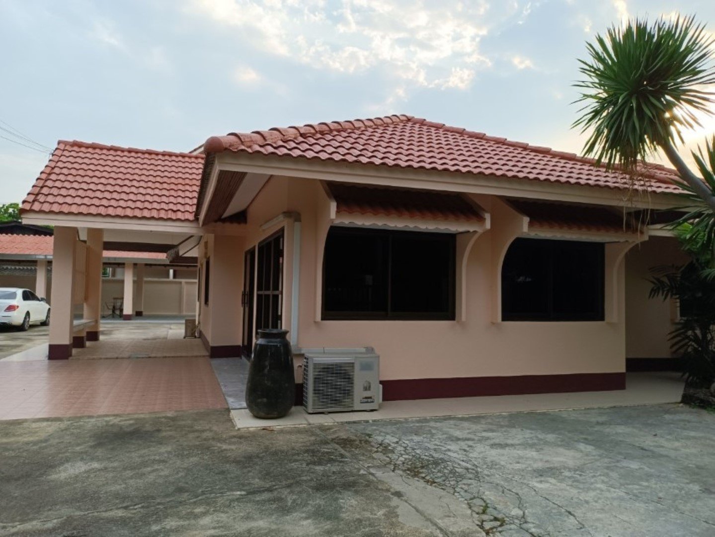 บ้านหลังใหญ่ หนังตลาดอุ้ยทา บ่อสร้าง สันกำแพง สำหรับครอบครัวใหญ่